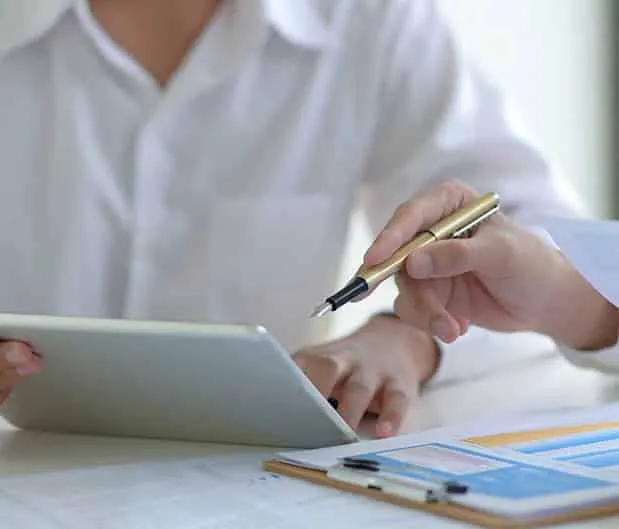 The VAT deregistration process in the UAE, covering mandatory and voluntary deregistration, required documents, and Federal Tax Authority (FTA) steps